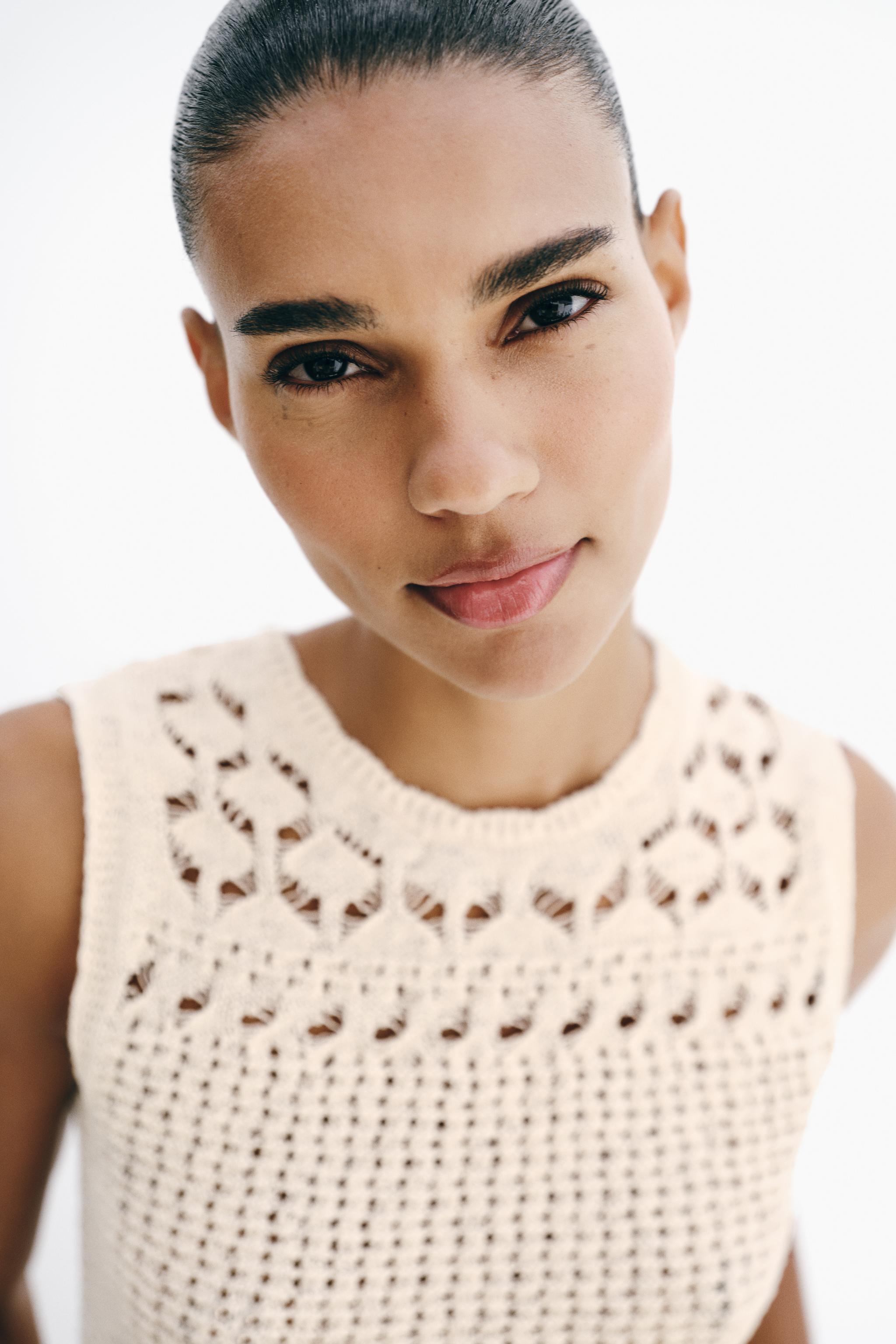 TOP EN MAILLE POINTELLE